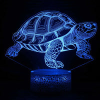 Veilleuse tortue bébé 3D LED allumée sur table de chevet